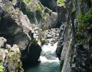 Water tussen stenen Takachiho Gorge