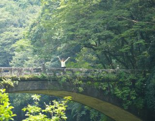 Liesbeth op brug bij Takachiho Gorge