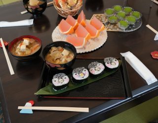 Zelfgemaakte sushi op tafel