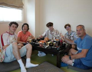 Samen genieten van de zelfgemaakte Sushi