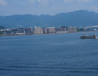 Zicht vanop de ferry naar Miyajima