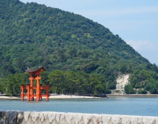 Drijvende torii-poort in Japan