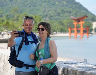 Liesbeth en Geert bij torii-poort Japan