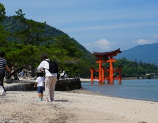Ouder en kindje bij torii-poort