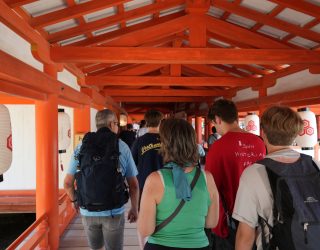 Liesbeth met haar familie op shinto-heiligdom