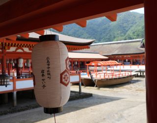 Lamp met uitzicht shinto-heiligdom