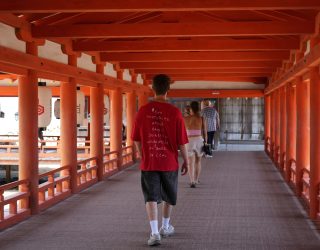 Zoon van Liesbeth op shinto-heiligdom Japan
