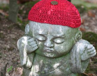 Beeld met hoedje bij Daishō-in Tempel