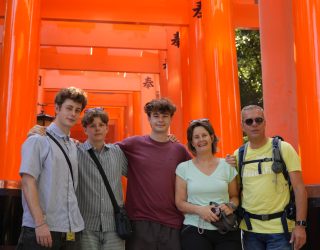 Gezin Liesbeth rode torii-poorten Japan