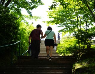 Liesbeth en zoon wandelen door bamboebos in Japan