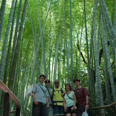 Gezin van Liesbeth in bamboebos Japan