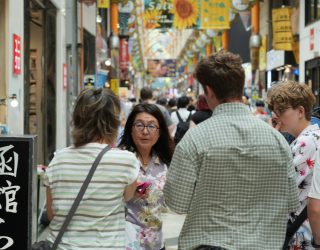 Liesbeth en zoon op Nakano Broadway