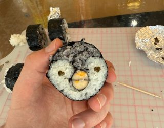 Zelfgemaakte sushirol in pinguin