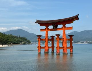 Drijvende torii-poort bij vloed