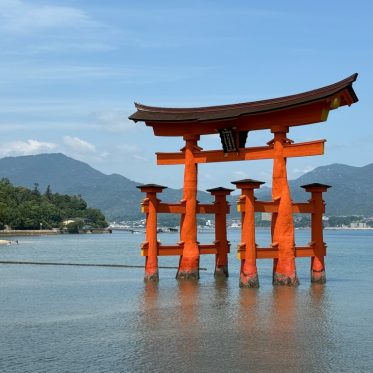Drijvende torii-poort bij vloed