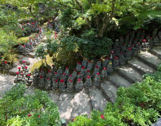 Beeldjes bij Daishō-in Tempel in Japan