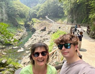 Liesbeth met haar zoon bij Takachiho Gorge.