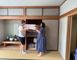 Japanner en zoon van Liesbeth maken bed op