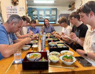 Liesbeth en haar gezin eten bij Japanners
