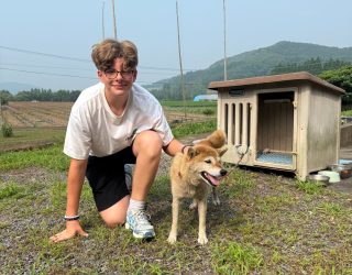 Zoon van Liesbeth met hond Japanners