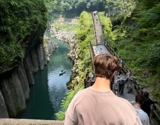 Zoon van Liesbeth wandelt op pad bij Takachiho Gorge
