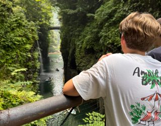 Zoon van Liesbeth geniet van het uitzicht bij Takachiho Gorge.