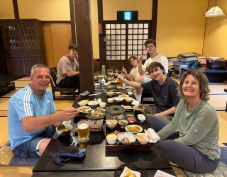 Samen eten in verblij Ryokan