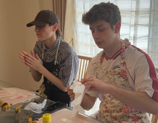 2 vrienden maken zelf sushi