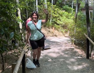 Liesbeth op wegje in bamboebos Japan