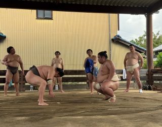 Sumoworstelaars bereiden zich voor