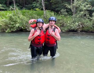 Zonen van Liesbeth in water Princess River