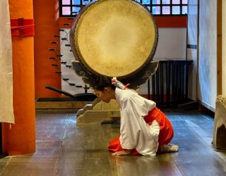 Japanse vrouw shinto-heiligdom