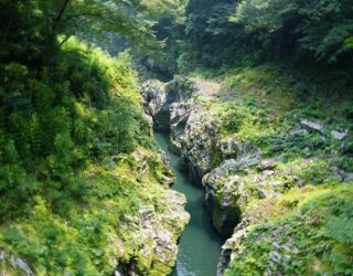 Water tussen stenen bij Takachiho Gorge