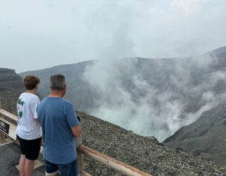 Geert en zoon bij krater Mount Aso