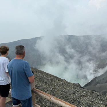 Geert en zoon bij krater Mount Aso