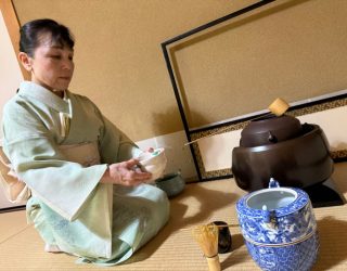 Japanner maakt Japanse thee
