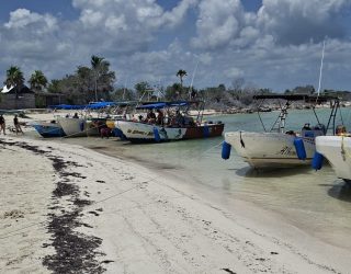 Boten aan strand Isla Holbox