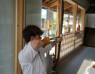 Zoon van Liesbeth richt met zijn pijl en boog