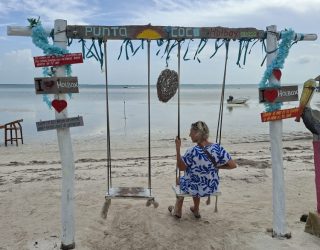 Kiddo werknemer op schommel Isla Holbox