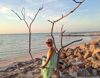 Kiddo werknemer op strand Isla Holbox