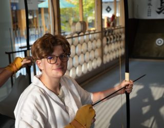 Zoon van Liesbeth leert boogschieten