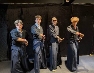 Tieners staan klaar met zwaard tijdens Samurai workshop