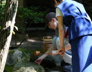 Tiener maakt Japanse thee
