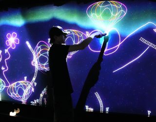 Figuren aanraken teamLab