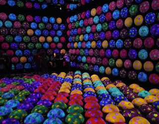 Gekleurde bollen teamLab