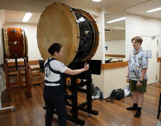 Japanner laat drum zien