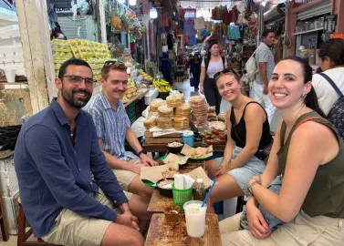 Familie die typisch Mexicaans eten proeft
