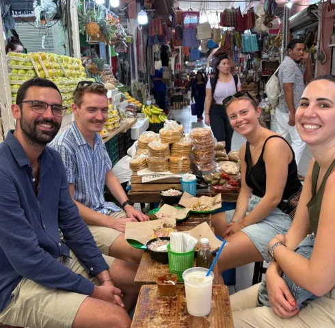 Familie die typisch Mexicaans eten proeft