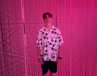 Zoon van Liesbeth tussen lichten in teamLab