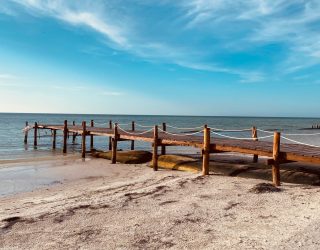 Strand met brug Isla Holbox